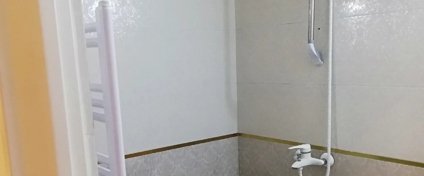 سرویس بهداشتی ایرانی به همراه دوش حمام و پکیج آپارتمان در بابلسر 41644658