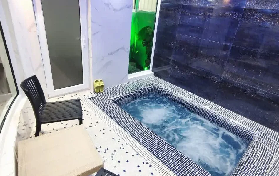 سونا و جکوزی با دیوار های کاشی کاری شده ویلا در بابلسر 145864