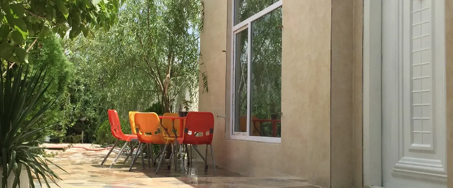 محوطه سرسبز با نمای سنگی خانه ویلایی در بابل 48546