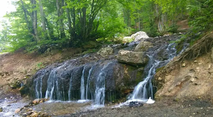آبشار زیبای ورسک در دل جنگل های سرسبز بهاری در نزدیکی غار اسپهبد مازندران 2565151