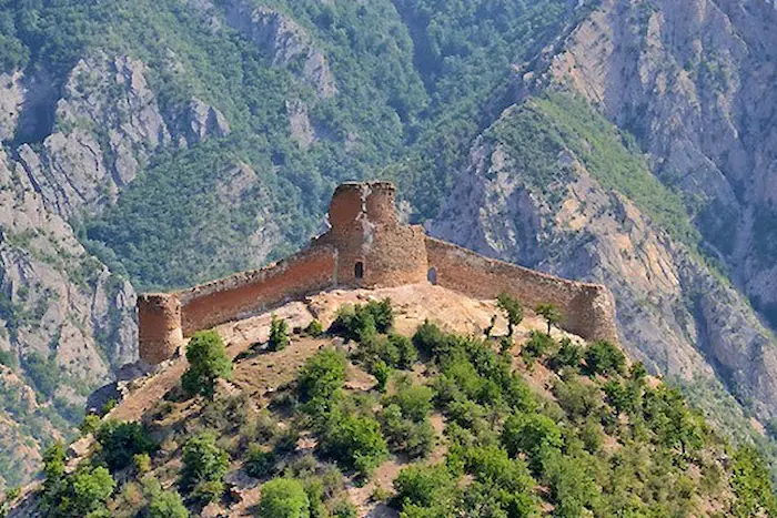 قلعه کنگلو در ارتفاعات کوه های سرسبز نزدیک به غار اسپهبد 2156256