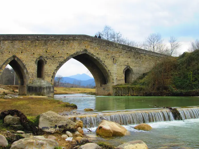 پل آجری شاهپور و تاریخی بر بستر رودخانه یکی از جاهای دیدنی اطراف روستای بورخانی 52615