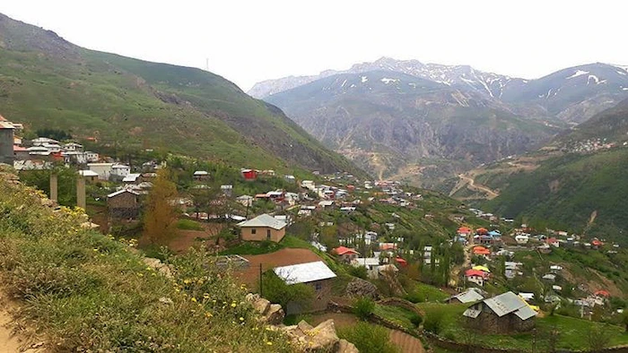 خانه های سنتی و کوه های زیبا در روستای پیتکا 415387487465