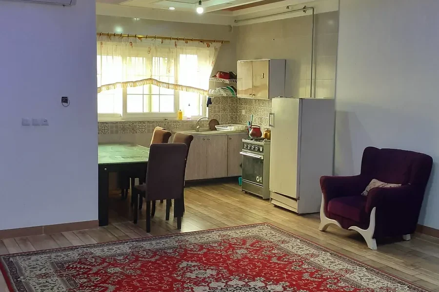 آشپزخانه با کابینت های سفید و میز غذاخوری ویلا در بابل 3475634683