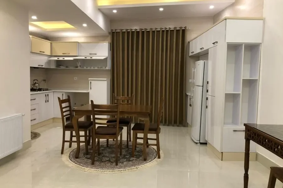 آشپزخانه با میز غذاخوری 4 نفره و کابینت های سفید واحد آپارتمان در بابل 3567305367