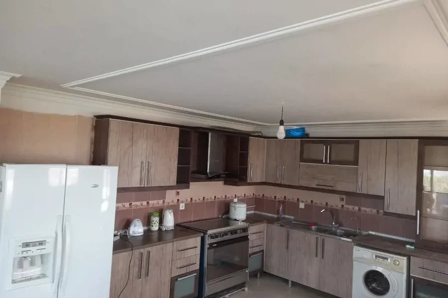 آشپزخانه با کابینت و لباسشویی واحد آپارتمان در بابلسر 4654648506