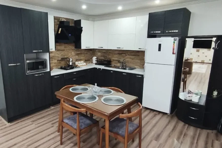 آشپزخانه با کفپوش پارکت و میز غذاخوری 4 نفره ویلا در قائمشهر 547457349576