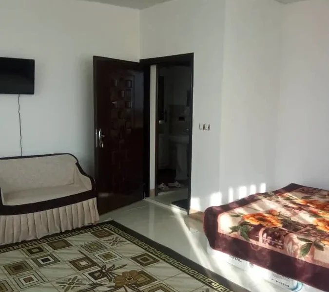 اتاق خواب با تخت خواب دو نفره واحد آپارتمان در بابلسر 47583465086