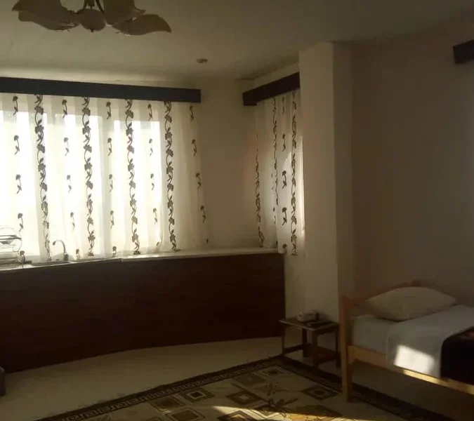اتاق خواب با تخت خواب واحد آپارتمان در بابلسر 475834645086