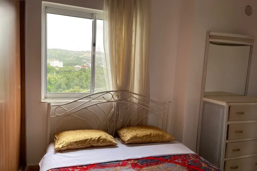 اتاق خواب با تخت دو نفره به همراه پنجره واحد آپارتمان در بابلسر 34578346587