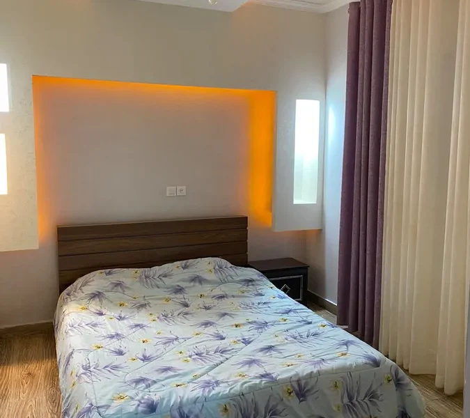 اتاق خواب به همراه تخت خواب دو نفره با کفپوش پارکت ویلا در سوادکوه 345834605