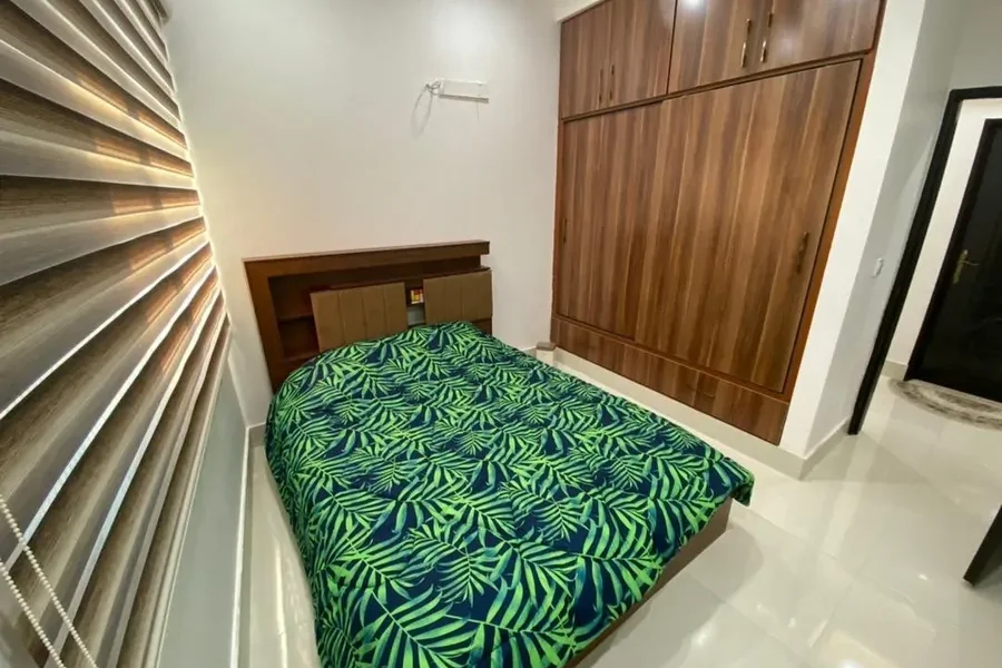 اتاق خواب به همراه تخت خواب دو نفره و کمد دیواری واحد آپارتمان در بابل 475646574046