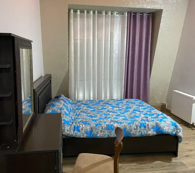 اتاق خواب به همراه میز آرایشی و تخت خواب دو نفره ویلا در سوادکوه 485684765847