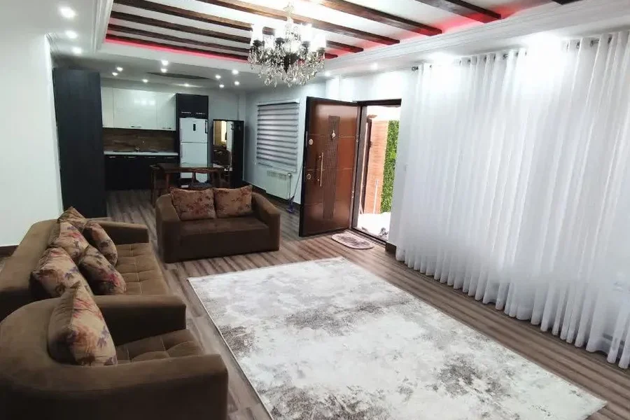 اتاق پذیرایی به همراه مبلمان تو فرش مخمل و کفپوش پارکت ویلا در قائمشهر 48475546457956