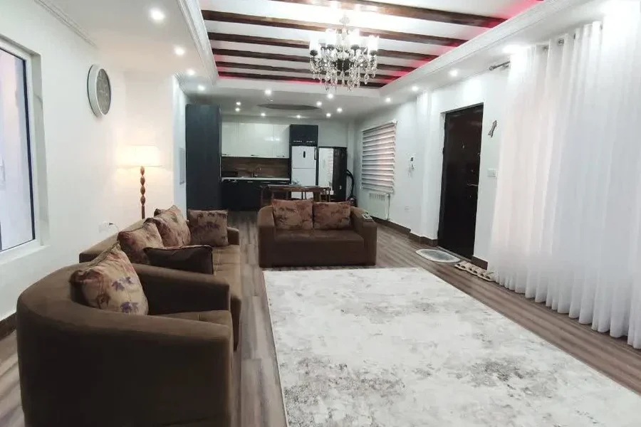 اتاق پذیرایی به همراه مبلمان تو فرش مخمل و کفپوش پارکت ویلا در قائمشهر 48756457956