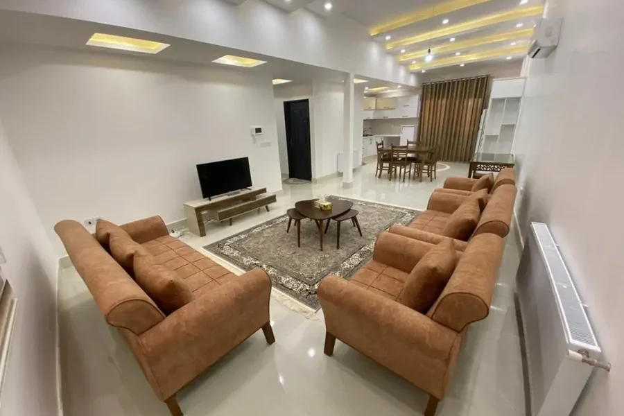اتاق پذیرایی به همراه مبلمان قهوه ای واحد آپارتمان در بابل 487546786