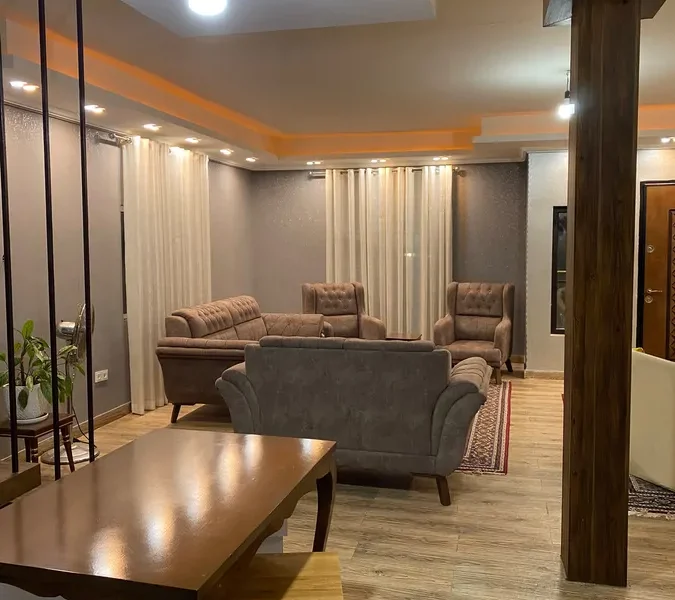 اتاق پذیرایی به همراه مبلمان و کفپوش پارکت ویلا در سوادکوه 7643575995