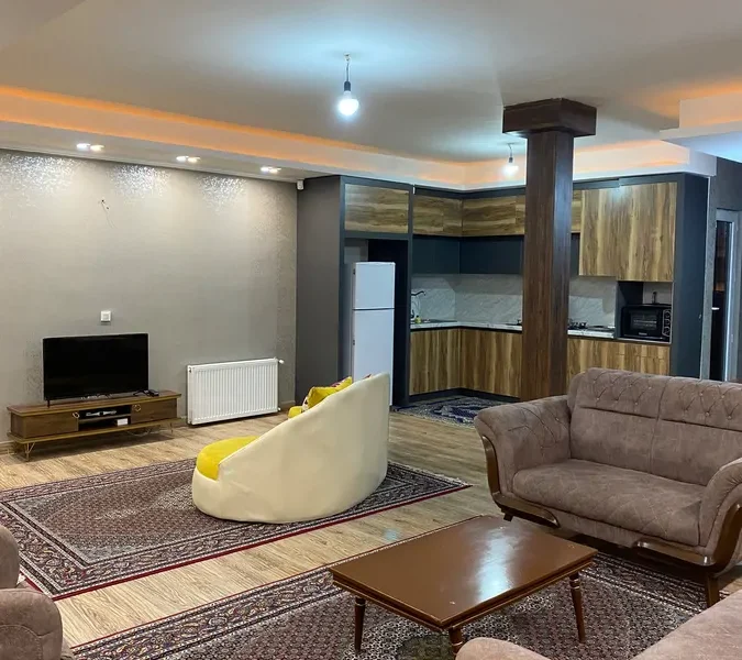 اتاق پذیرایی به همراه مبلمان وآشپزخانه با کابینت های چوبی ویلا در سوادکوه 47568650