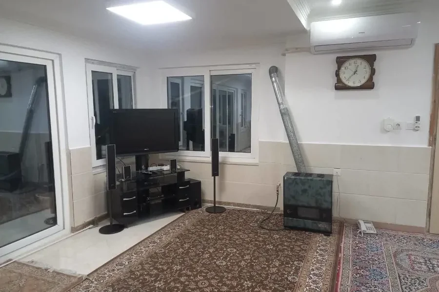 اتاق پذیرایی فرش شده به همراه تلوزیون و بخاری واحد آپارتمان در بابلسر 45746057