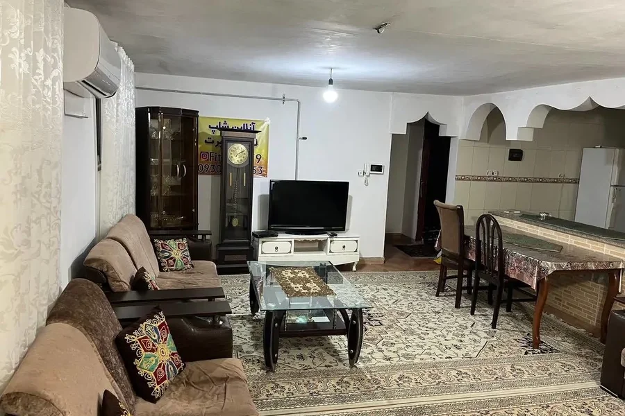 اتاق پذیرایی فرش شده به همراه مبلمان واحد آپارتمان در بابلسر 4365934565