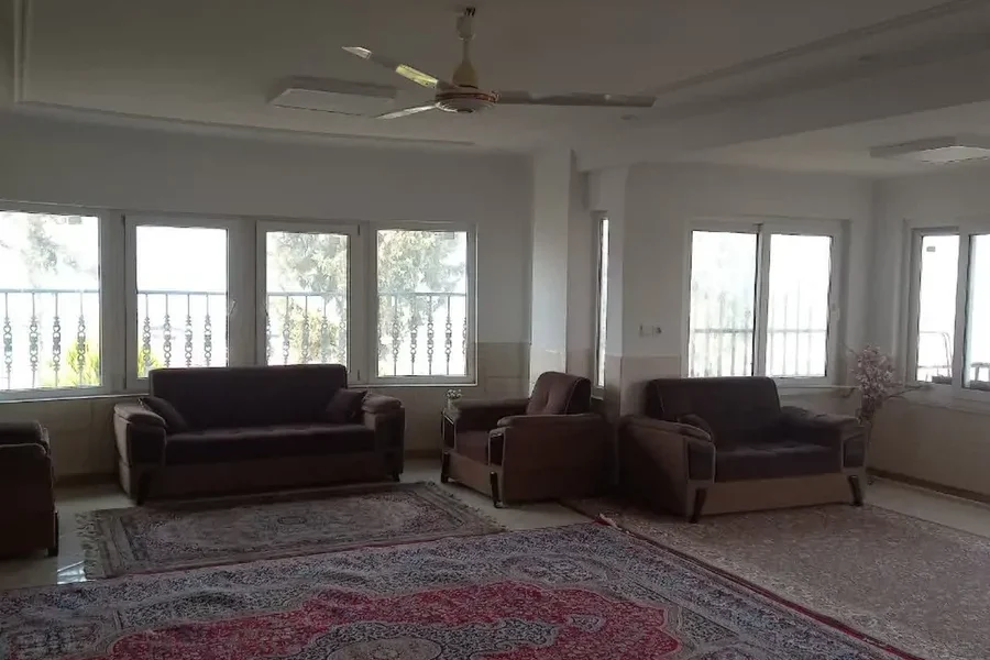 اتاق پذیرایی فرش شده به همراه مبلمان واحد آپارتمان در بابلسر 46734759