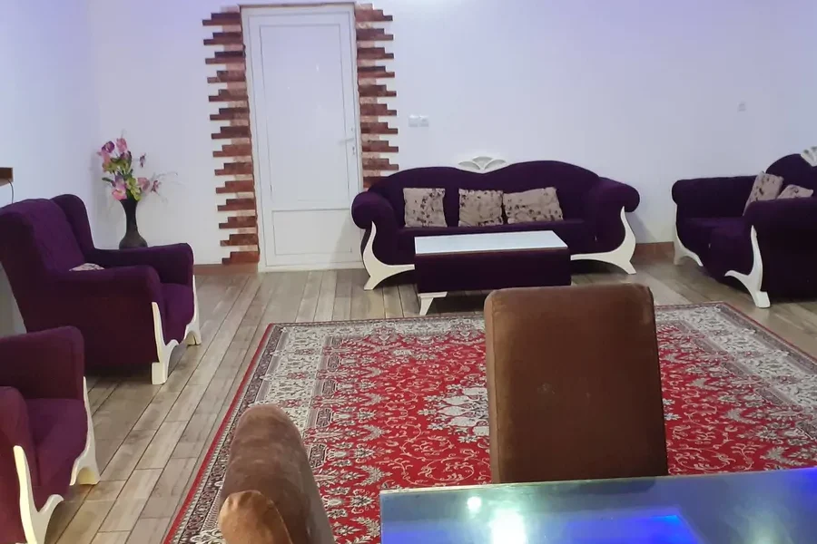 اتاق پذیرایی فرش شده به همراه مبلمان ویلا در بابل 485783647
