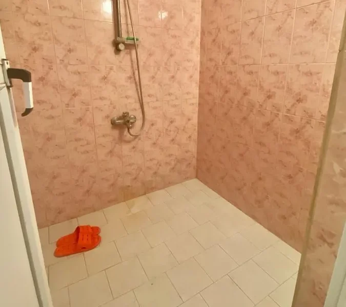 حمام کاشی کاری شده به همراه دوش حمام واحد آپارتمان در بابلسر 43573405