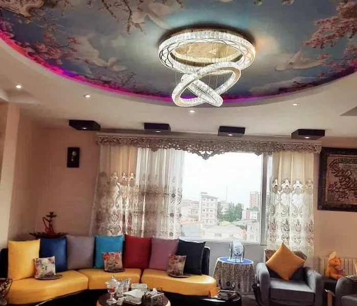 سالن نشیمن و لوستر زیبا و نورپردازی در سقف آپارتمان دوبلکس در بهنمیر 4176874680