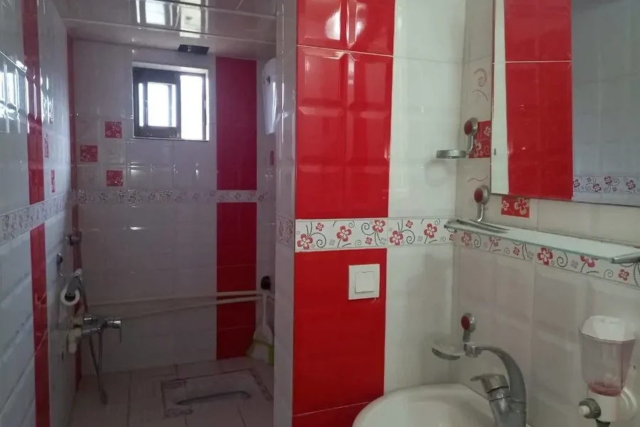 سرویس بهداشتی ایرانی به همراه روشویی سنگی واحد آپارتمان در بابلسر 4864806548