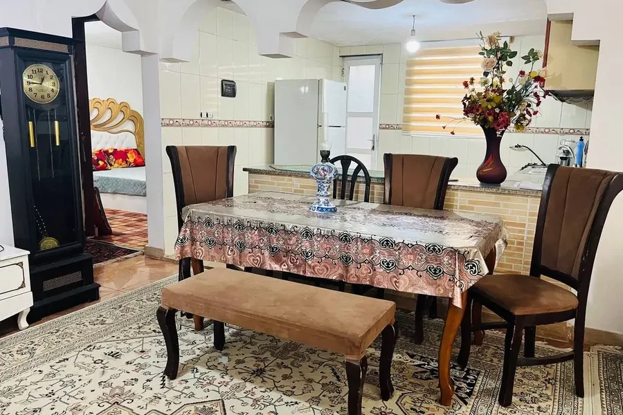 میز غذاخوری 4 نفره در کنار اپن اشپزخانه واحد آپارتمان در بابلسر 475043606