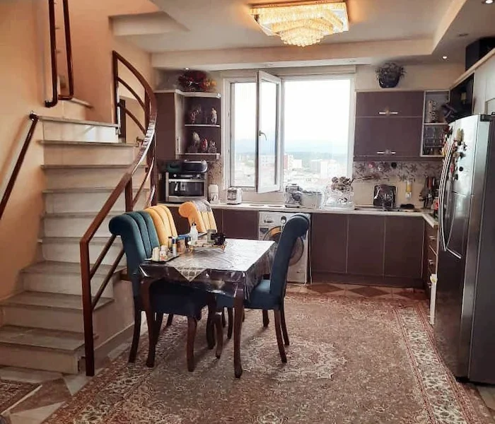 آشپزخانه با پنجره و چشم انداز دلنشین و راه پله ورود به طبقه بالا در بهنمیر 1648710536