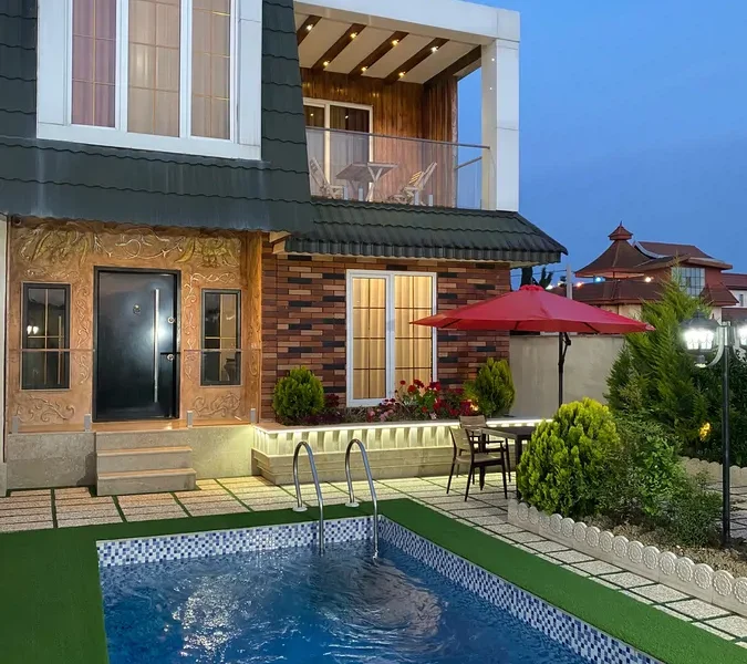 نمای بیرونی ساختمان سنگی دو طبقه با استخر ویلا در سوادکوه 43643576596