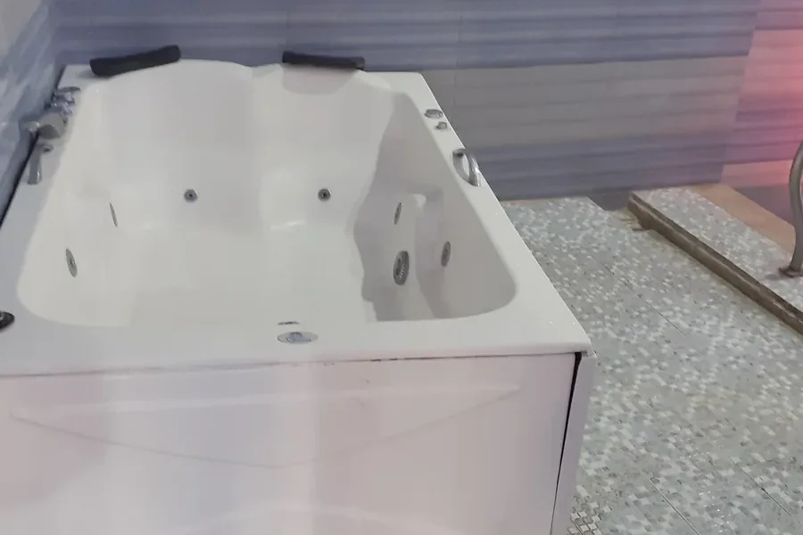 وان حمام در کنار استخر ویلا در بابل 487584