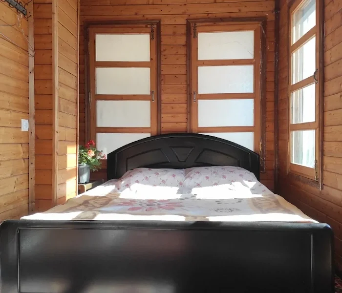 اتاق خواب مستر با تخت 2 نفره و دیوارهای چوبی ویلای جنگلی 100 متری در بابل 41868748