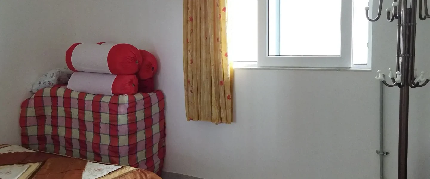 اتاق خواب فرش شده به همراه تخت خواب دو نفره واحد آپارتمان در قائمشهر 497489769445