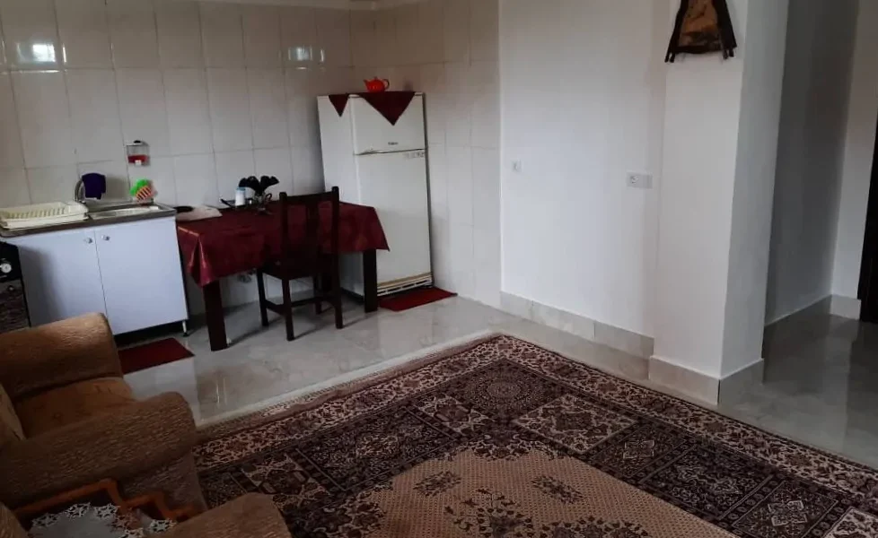 اتاق پذیرایی فرش شده به همراه آشپزخانه خانه ویلایی در قائمشهر 487584540