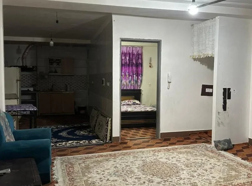 اتاق پذیرایی فرش شده به همراه آشپزخانه و اتاق خواب واحد آپارتمان در قائمشهر 487584540