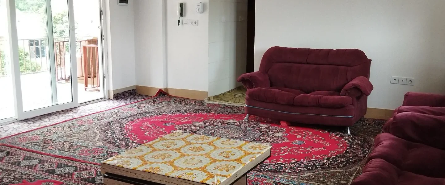 اتاق پذیرایی فرش شده به همراه مبلمان و نورگیر واحد آپارتمان در قائمشهر 38957894573