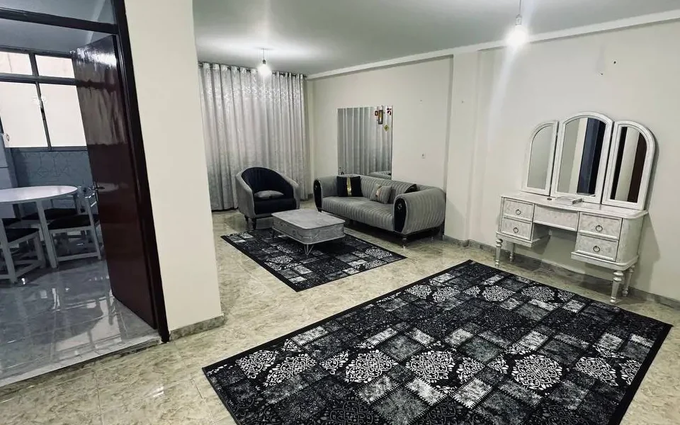 اتاق پذیرایی فرش شده به همراه مبلمان واحد آپارتمان در سوادکوه 389578944573