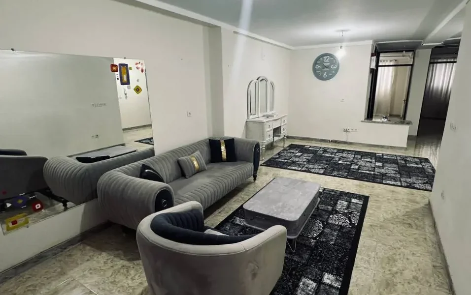 اتاق پذیرایی فرش شده به همراه مبلمان واحد آپارتمان در سوادکوه 38957894573