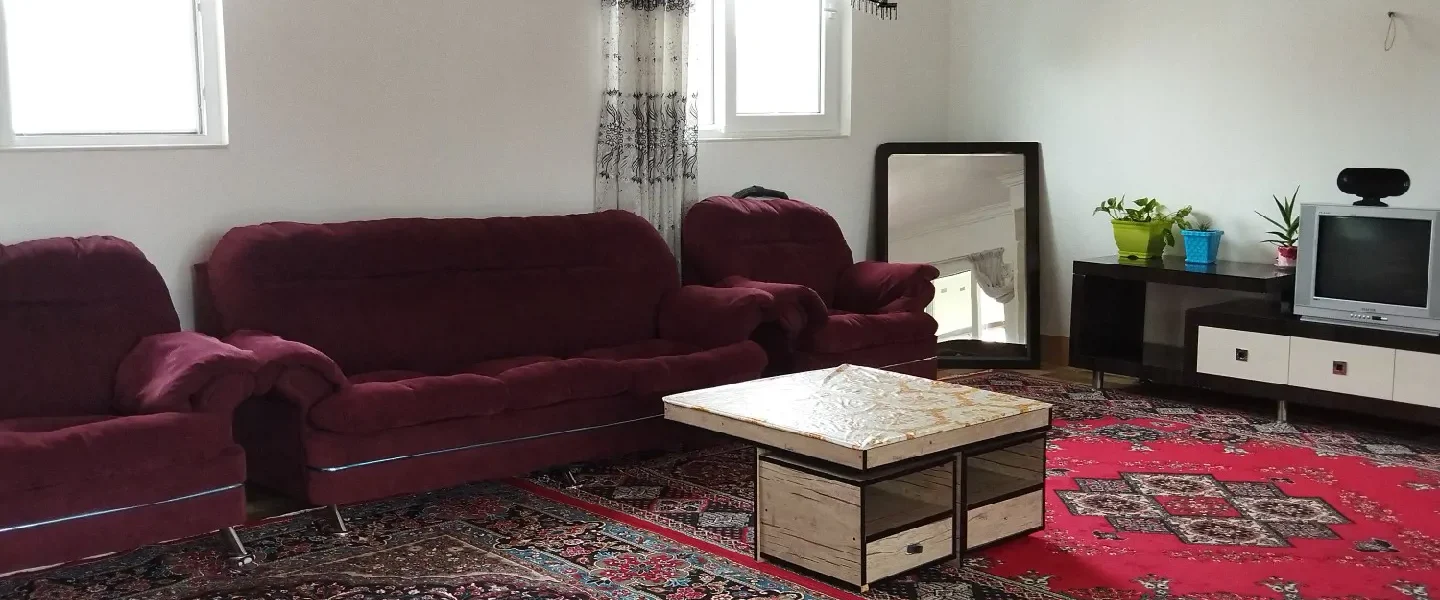 اتاق پذیرایی فرش شده به همراه مبلمان واحد آپارتمان در قائمشهر 38957894573