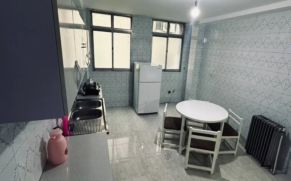 میز غذاخوری 4 نفره به همراه یخچال آشپزخانه واحد آپارتمان در سوادکوه 945894796948