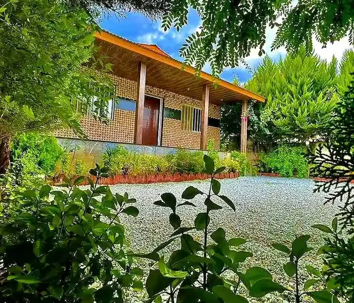 نمای بیرونی ساختمانی ویلای 270 متری و حیاط دلباز آن در بابل 15287468748679