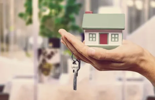 ماکت خانه در دست فرد و نکات حقوقی اجاره خانه 490375934534