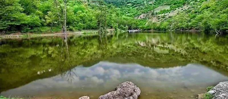 دریاچه شورمست در زیر آسمان ابری و کوه های سرسبز سوادکوه 4531935498